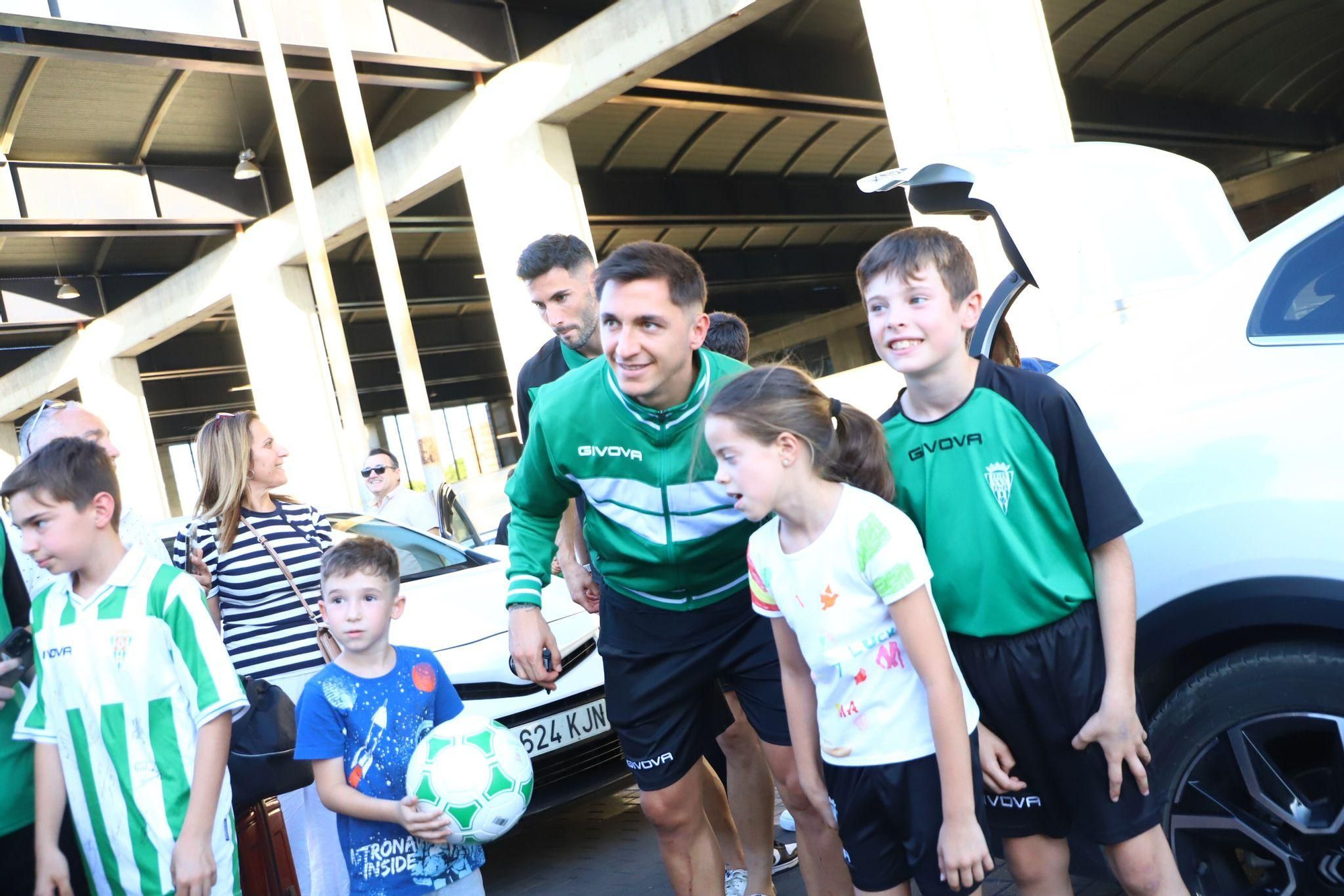 El Córdoba CF vuelve a casa tras el penúltimo paso hacia el ascenso