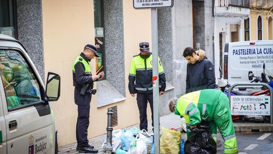 Limpieza y policía local registran la basura para localizar a infractores