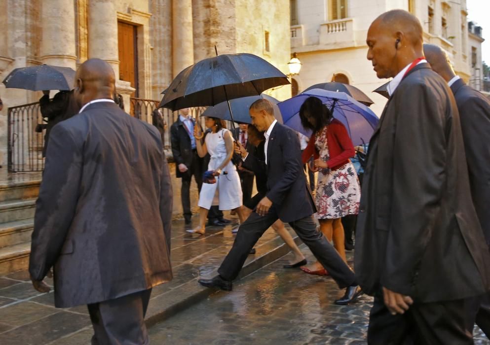 Los Obama visitan La Habana Vieja.