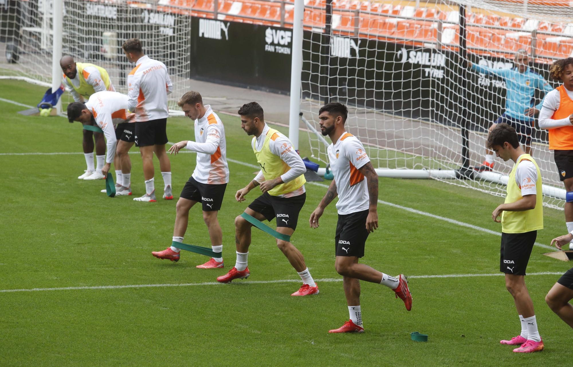 El Valencia entrena en Mestalla antes del partido frente al Villarreal