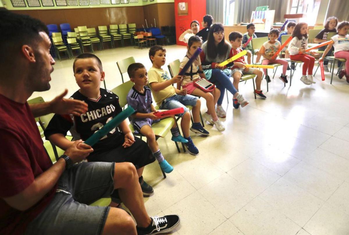 Taller de música en una de las aulas del colegio Palacio Valdés. | R. S.