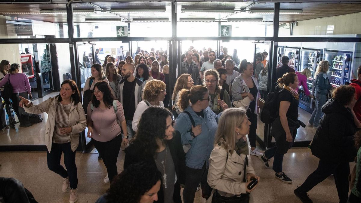 Aspirantes a la entrada de un examen de oposición, en una imagen de archivo.