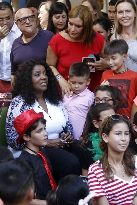 La cantante Gloria Gaynor visita el colegio público Luis Vives de Valencia