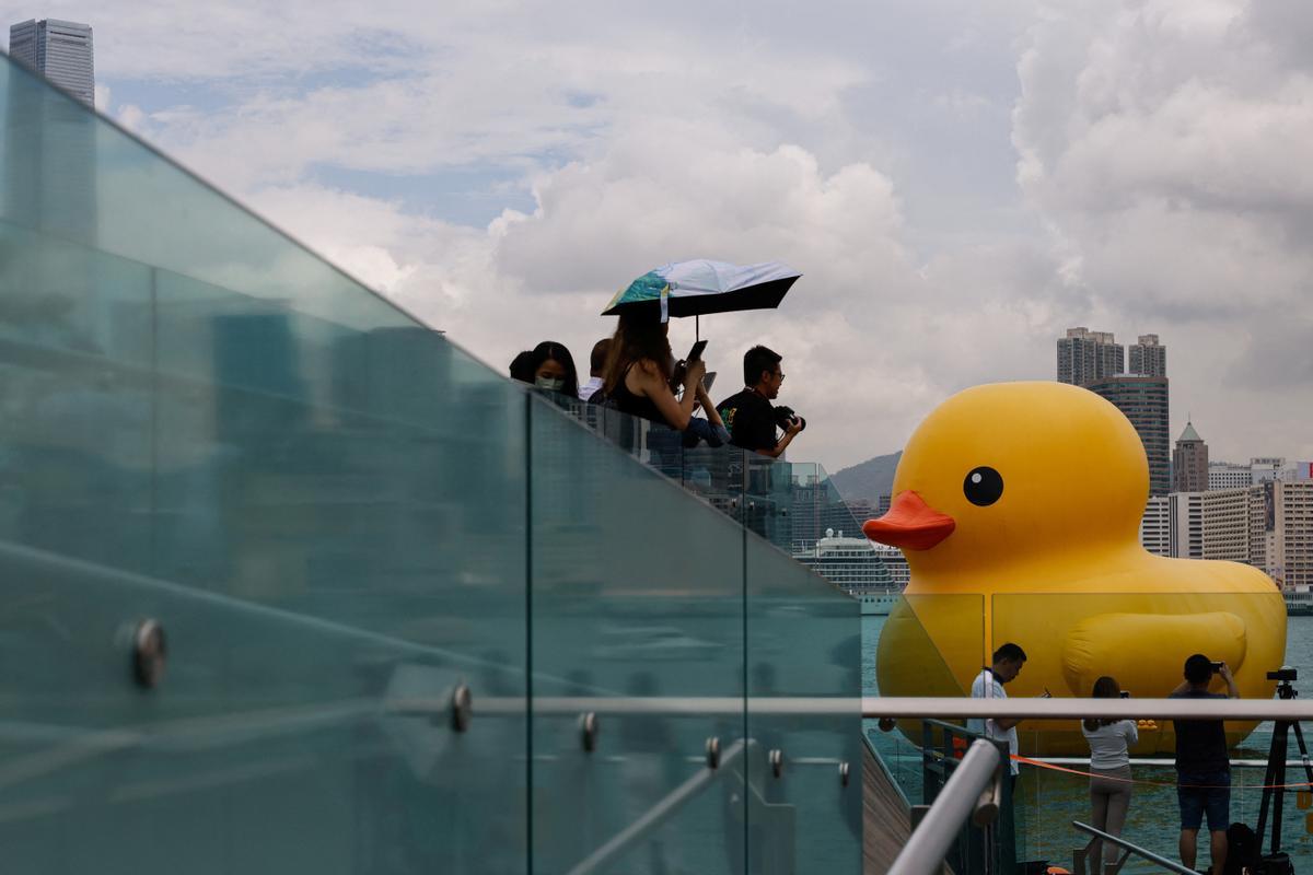 Los patos de goma del artista Florentijn Hofman, en el puerto de Hong Kong