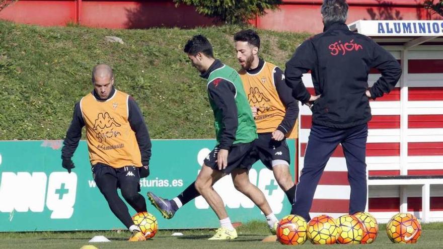 Lora, Nacho Cases y Álex Menéndez disputan un balón ante Iñaki Tejada.