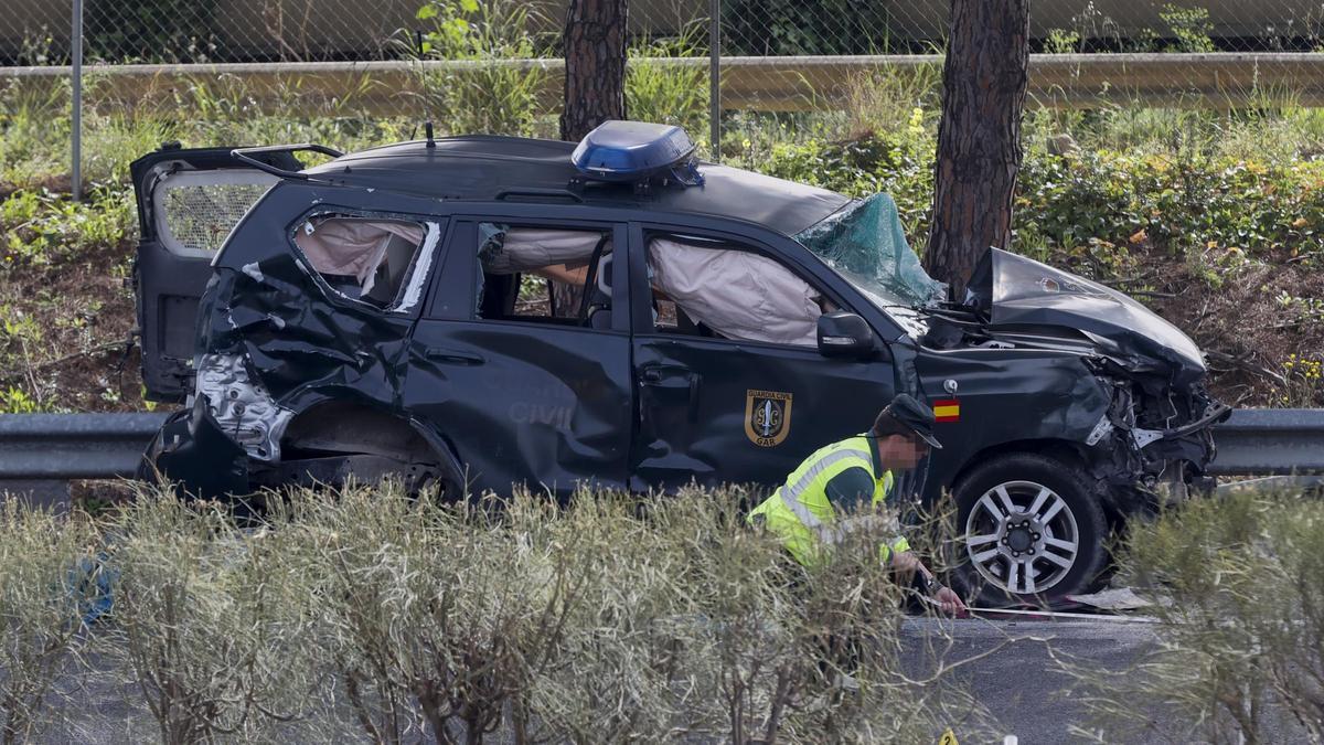 El coche siniestrado de la Guardia Civil en el accidente de Los Palacios.