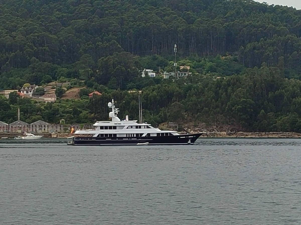 El "Valoria B" fondeado en la ría de Aldán.