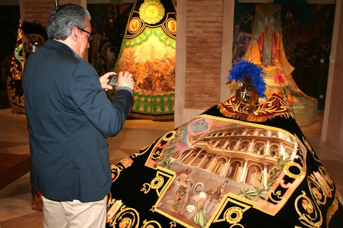 Un azul fotografía el manto del Coliseo en el claustro del antiguo convento de San Francisco reconvertido en Museo Azul de la Semana Santa.