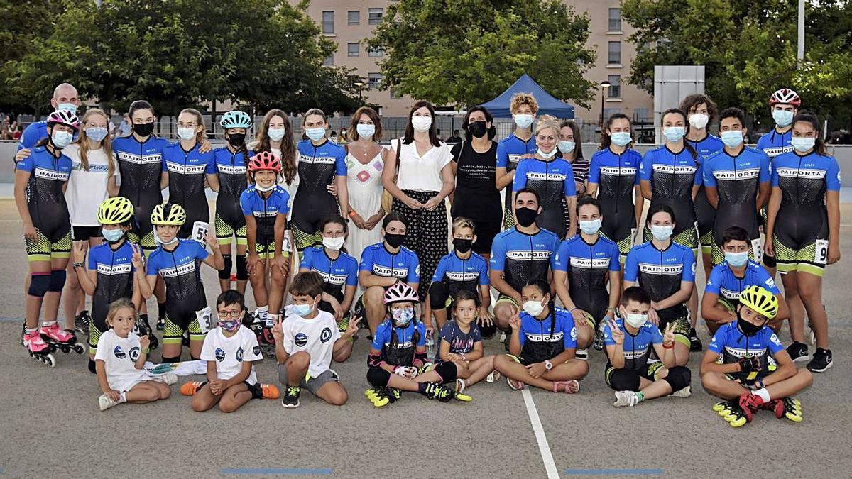 Foto de família dels patinadors de Paiporta amb l’alcaldessa Maribel Albalat. | A.P.