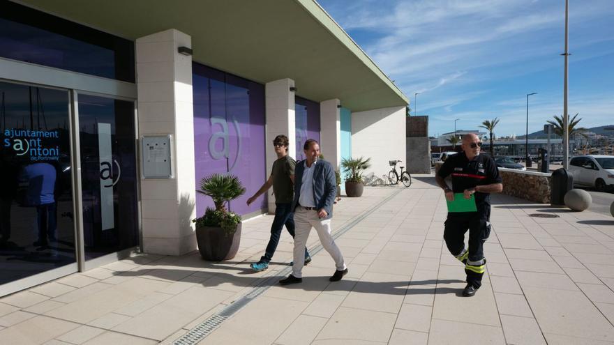 El conseller Ignacio Andrés flanqueado por el caporal Bernat Escrivà y el jefe de bomberos, Miguel Sevilla (con uniforme).