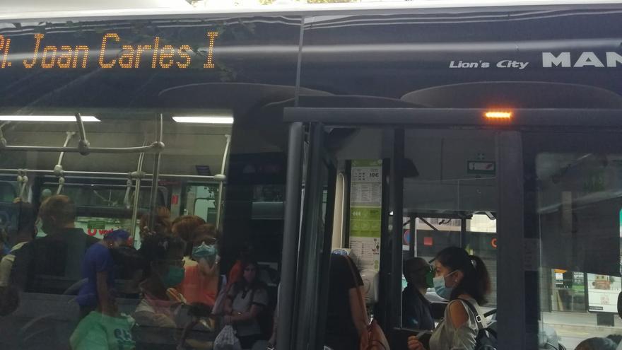 Usuarios critican la saturación en los autobuses por la huelga en la EMT: “Esto es ya un problema de salud pública”