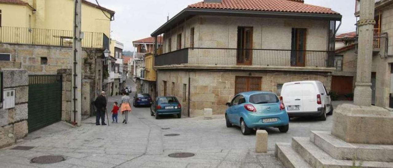 Los coches tienen que estacionar en calles y plazas por falta de estacionamientos. // Jesús Regal