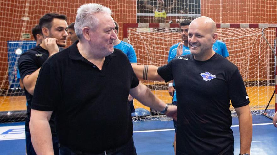 El presidente del Balonmano Benidorm Javier Abínzano y el entrenador Fernando Latorre.
