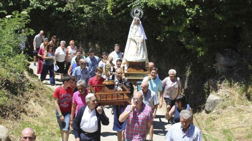 Los vecinos de Avedillo procesionan a san Juanico