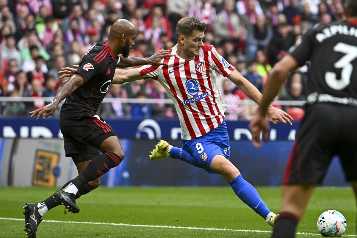 MADRID, 01/11/2025.- El defensa brasileño del Sevilla Marcao do Nascimento (i) pelea un balón con el delantero noruego del Atlético de Madrid Alexander Sorloth (c) durante partido de LaLiga entre el Atlético de Madrid y el Sevilla, este sábado en el estadio Metropolitano. EFE/ Fernando Villar
