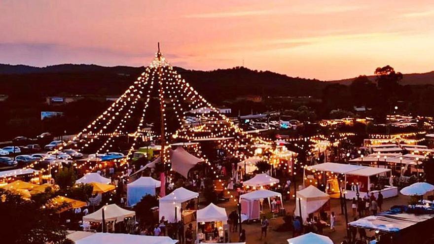 La Santa aposta enguany per la música i la seguretat. ?En una edició marcada per la necessitat de mantenir la distància social, el mercat estival de Santa Cristina d&#039;Aro, a l&#039;esquerra una imatge de l&#039;any passat, estrena un cicle musical amb Manu Guix, Cepeda, Sofia Ellar o Blaumut, a la imatge de la dreta.