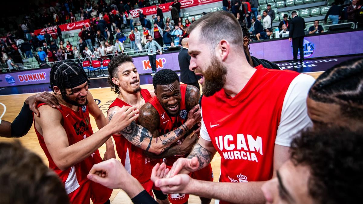 El UCAM Murcia celebrando una victoria en el Palacio esta temporada en Champions.
