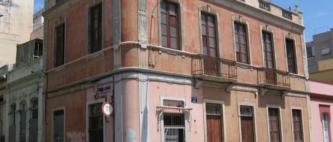 Viviendas en la calle La Rosa, esquina Señor de las Tribulaciones