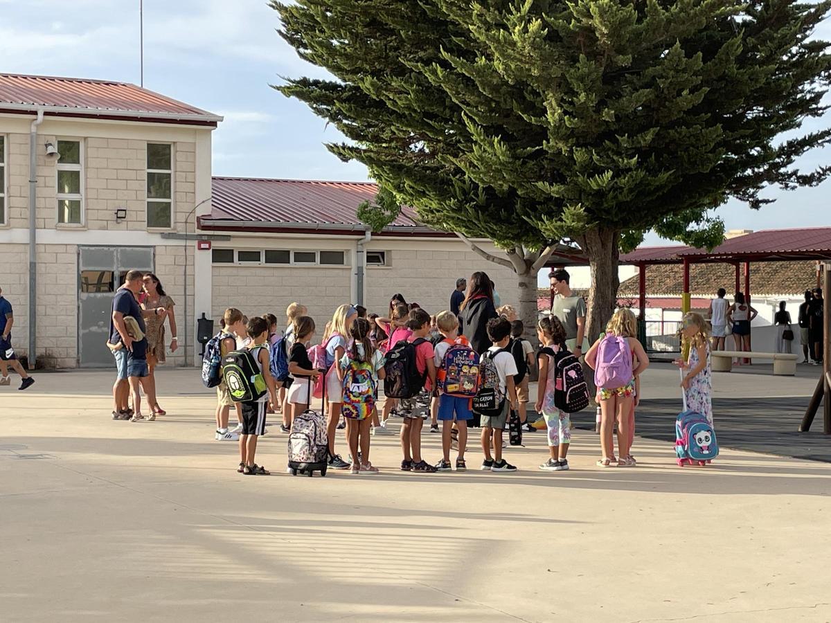 Los alumnos, en la entrada al colegio