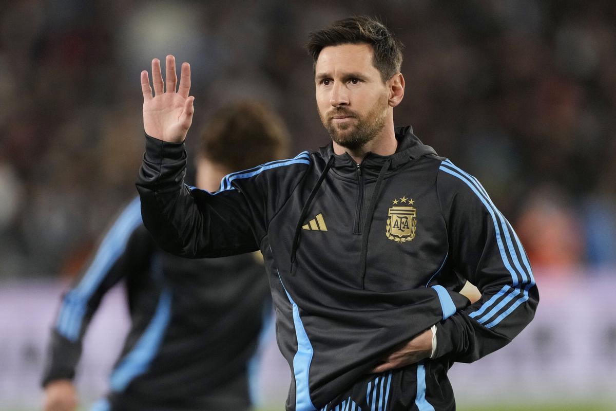 Argentina's Lionel Messi waves during warmups prior to a World Cup 2026 qualifying soccer match against Venezuela at the Monumental stadium in Buenos Aires, Argentina, Thursday, Sept. 4, 2025. (AP Photo/Gustavo Garello). seleccion argentina . seleccion venezuela. mundial 2026. fase clasificacion