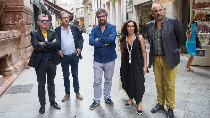 Manuel Vilas, Javier Moro, Sergio del Molino y Cristina López Barrios, junto a uno de los responsables del ciclo.