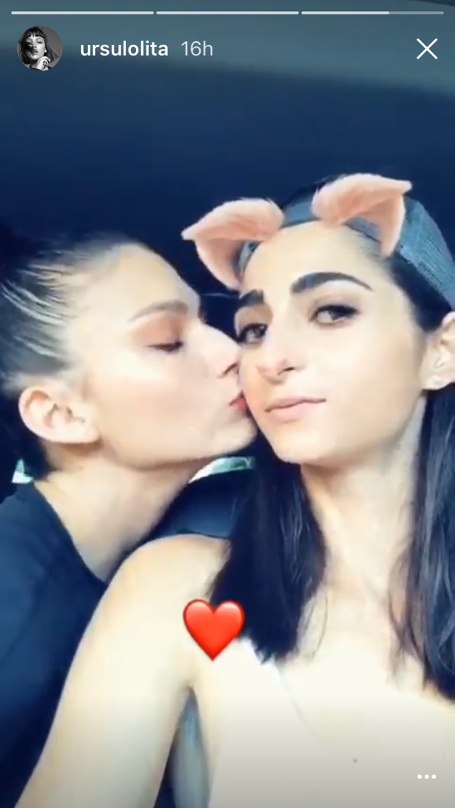 Úrsula Corberó y Alba Flores protagonizan un beso en Instagram