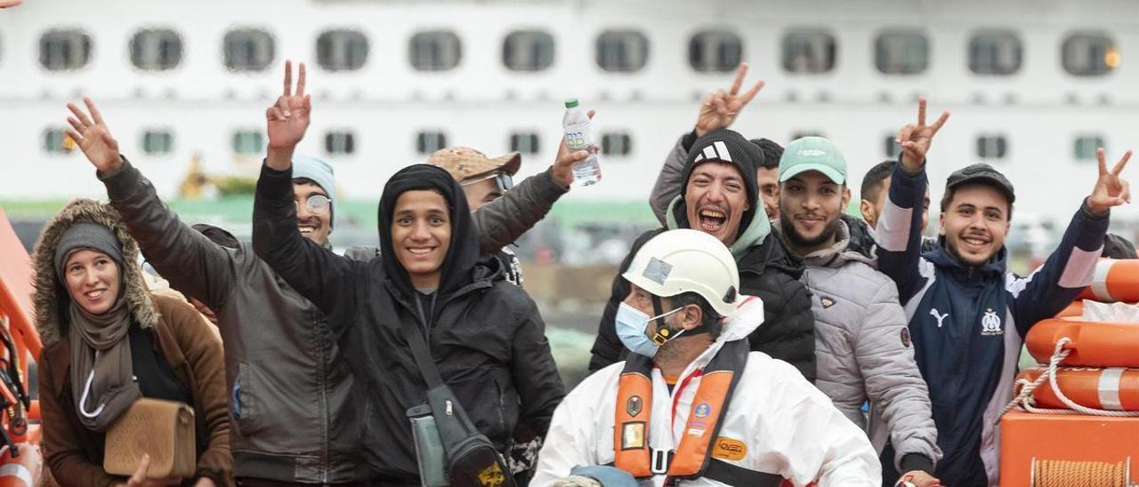 Rescate por Salmamento Marítimo de 108 inmigrantes en dos neumáticas al sur de Lanzarote.