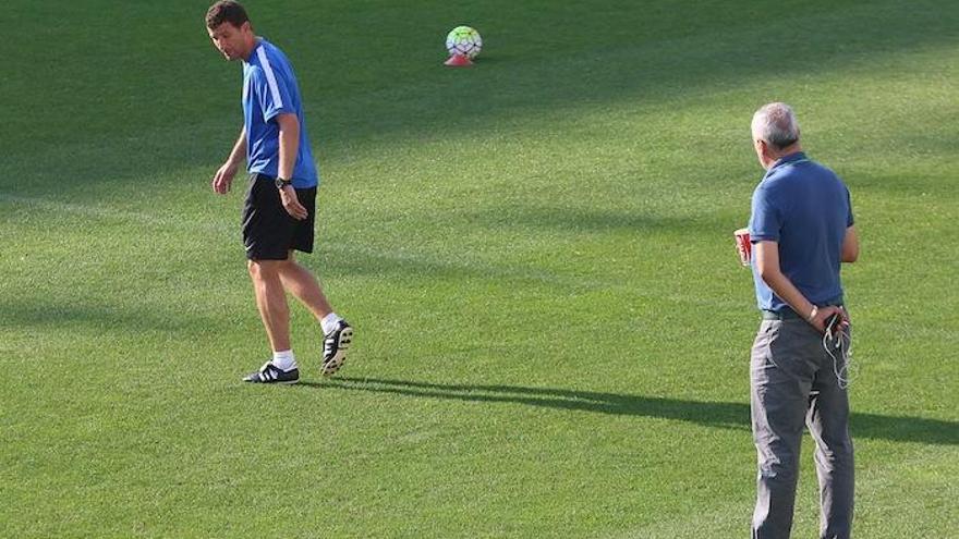 Javi Gracia, entrenador del Málaga CF, y Mario Armando Husillos, director deportivo, durante un entrenamiento de la presente temporada.