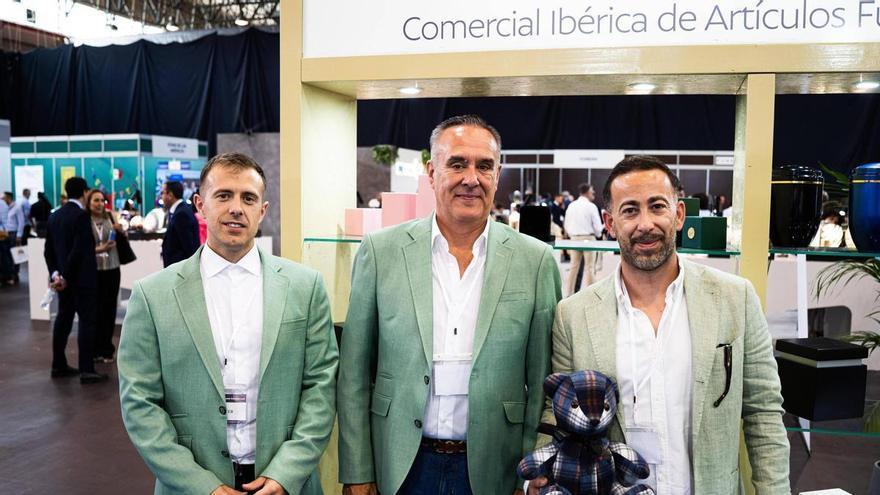 ector funerario en Expourense: peluches con ropa del fallecido, ataúdes personalizados y urnas decorativas