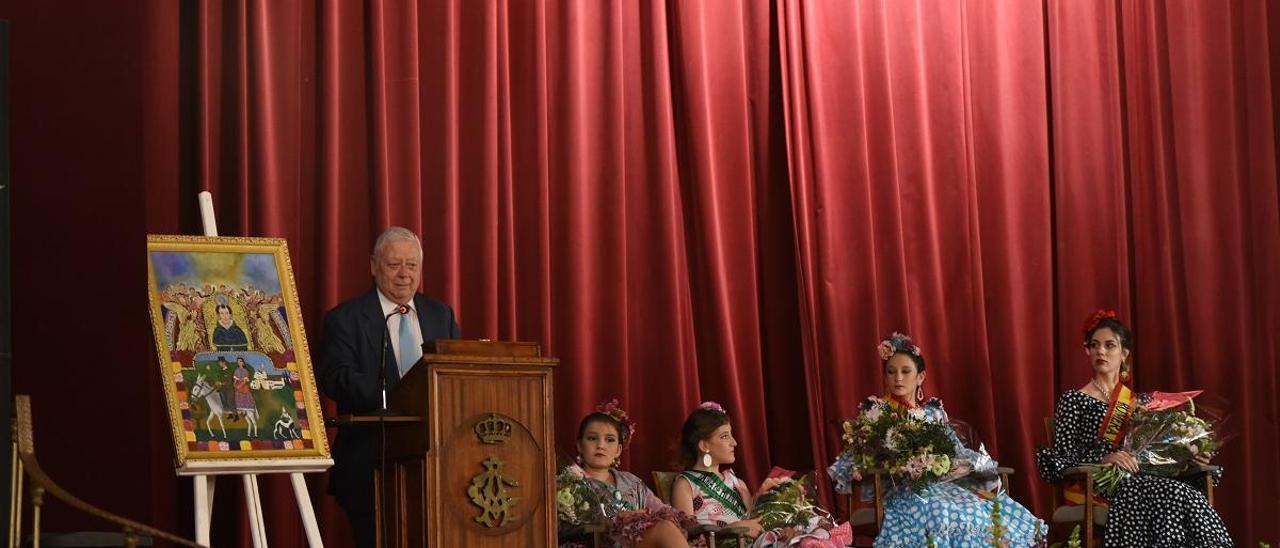 José Cosano, ayer tarde, en un momento del pregón, junto a las romeras y damas de honor.