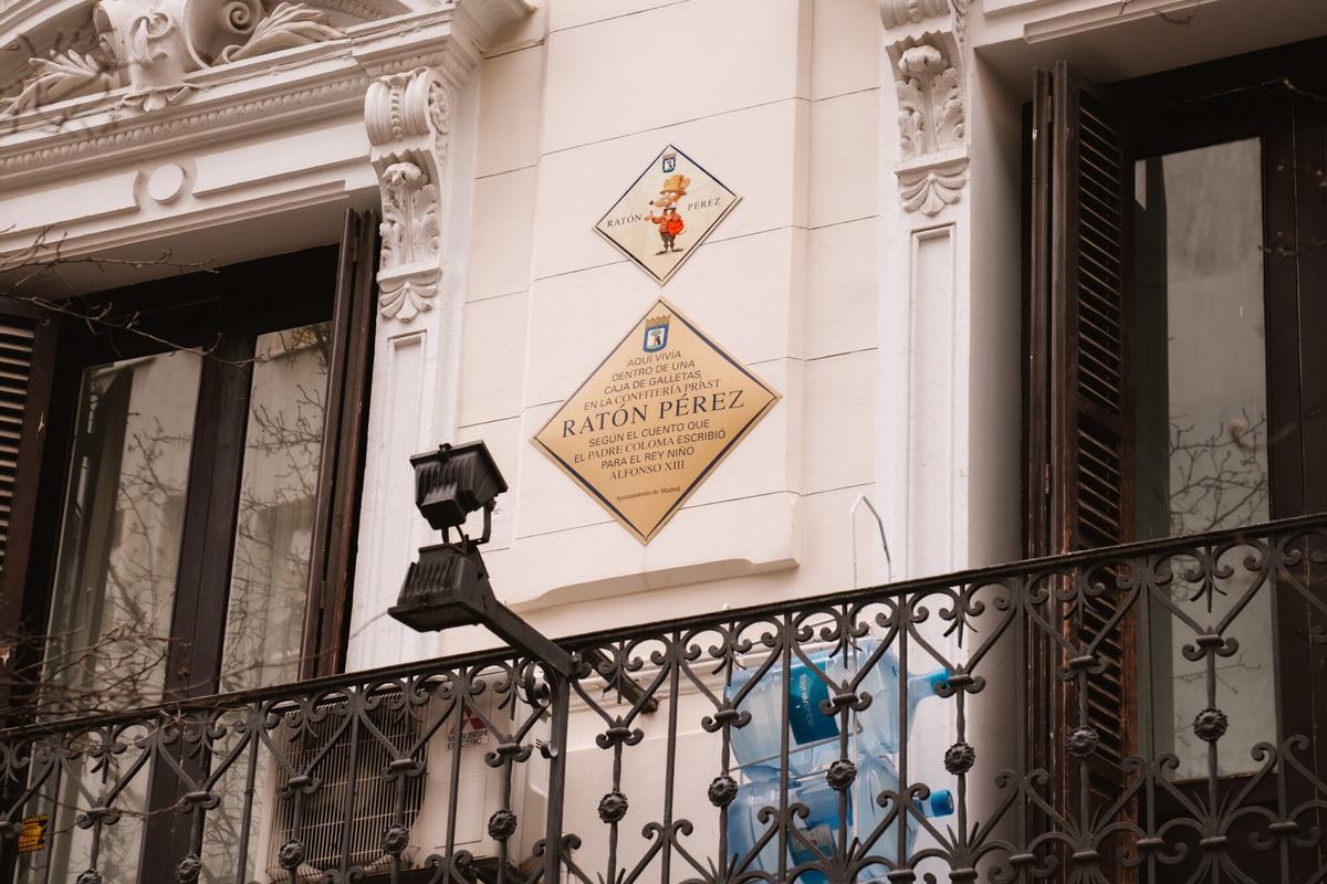 Placa informativa en la calle Arenal en Madrid, que indica la residencia del Ratón Pérez
