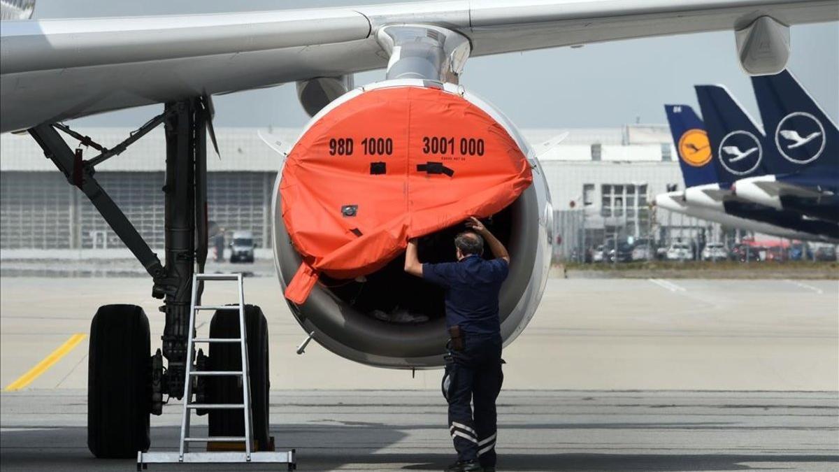 Un técnico de Lufthansa trabaja en un avión en el aeropuerto de Munich.