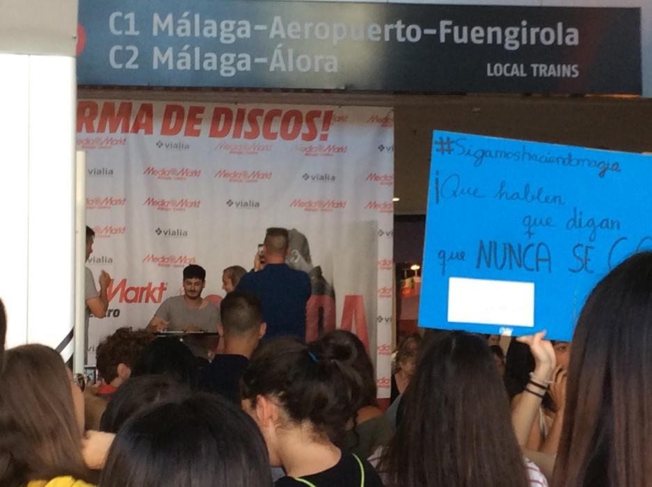 Cientos de aficionados, que hicieron cola horas antes del inicio del evento, pudieron saludar a Cepeda además de llevarse una firma y una foto para el recuerdo.