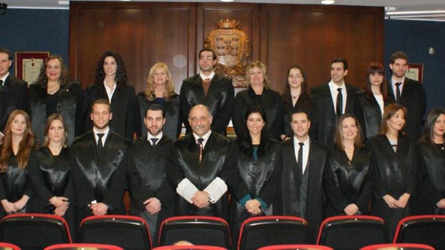 Imagen con los nuevos letrados que juraron o prometieron ayer en el acto en el Colegio de Abogados de Murcia.