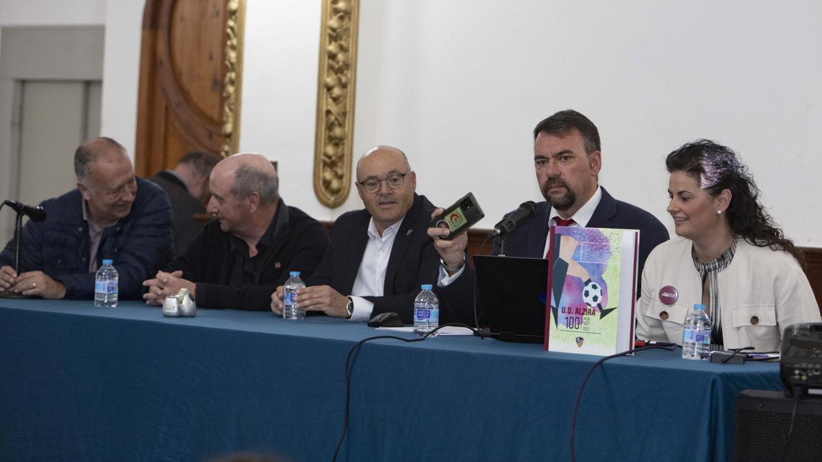 Presentación del libro de los 100 años de UD Alzira de David Chordà.