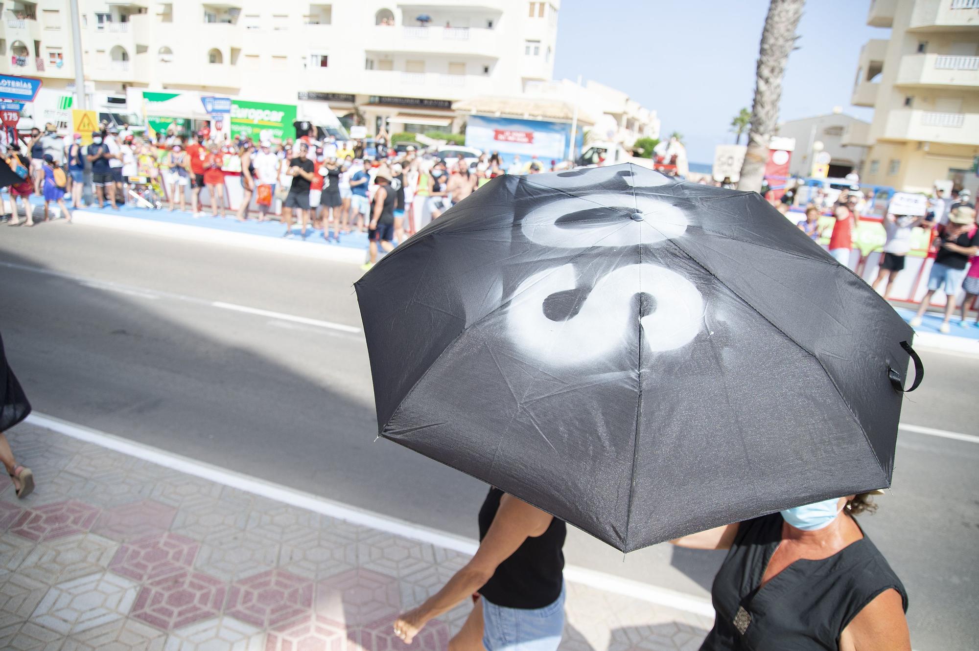 Protestas de vecinos del Mar Menor al inicio de La Manga