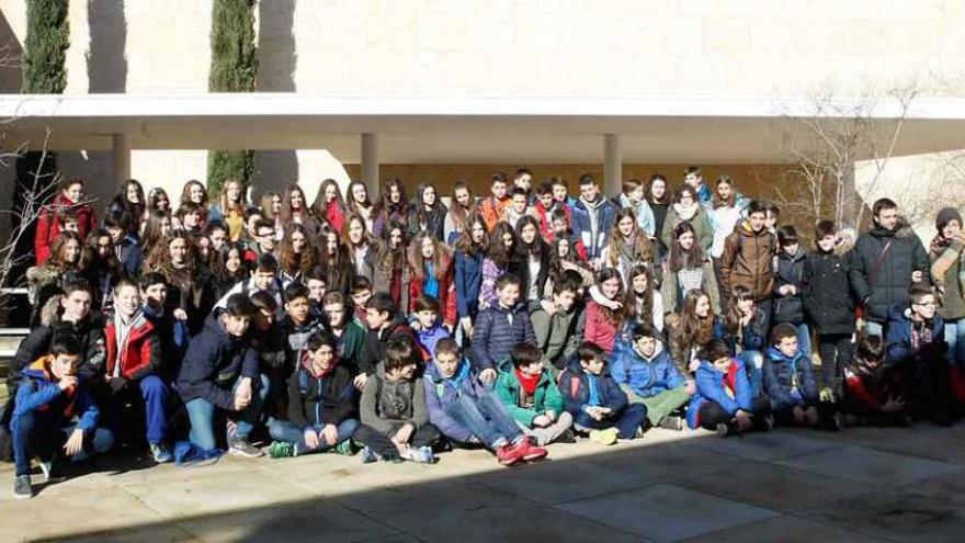 Los ochenta estudiantes del Colegio Leonés Jesús Maestro durante su visita al Consejo Consultivo.