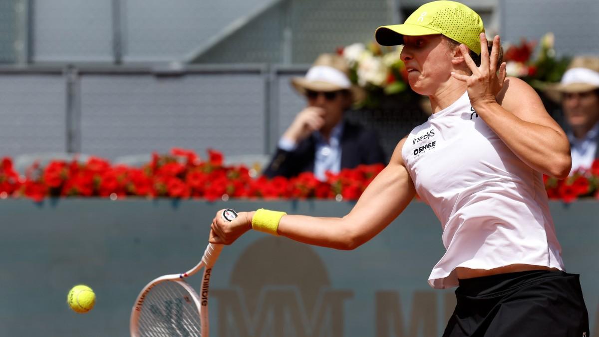 Iga Swiatek devuelve la bola a la estadounidense Madison Keys