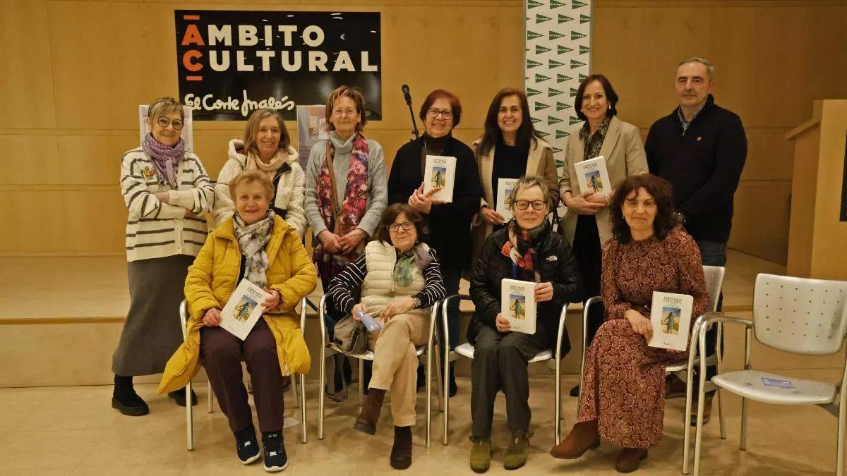 Reunión previa de un coloquio literario en el espacio Ámbito Cultural de El Corte Inglés en Santiago.