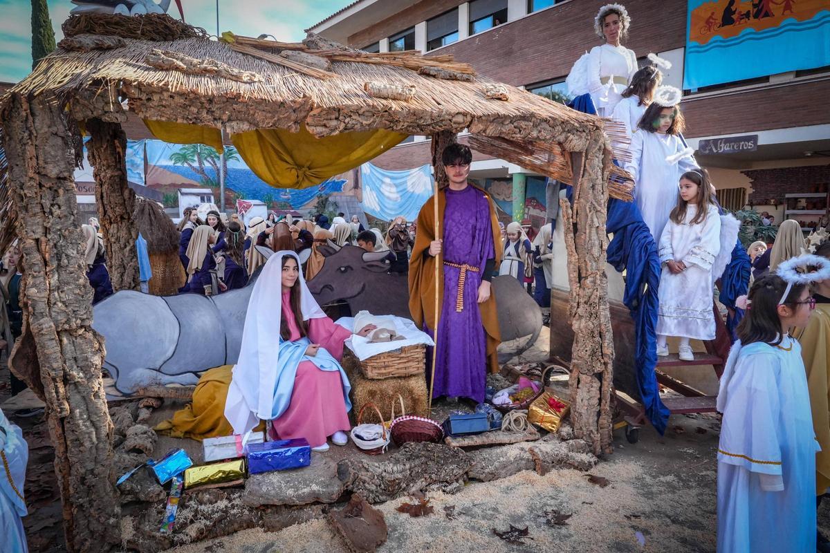 Badajoz se transforma en Belén: Más de 500 alumnos del colegio Santa Teresa recrean el nacimiento de Jesucristo