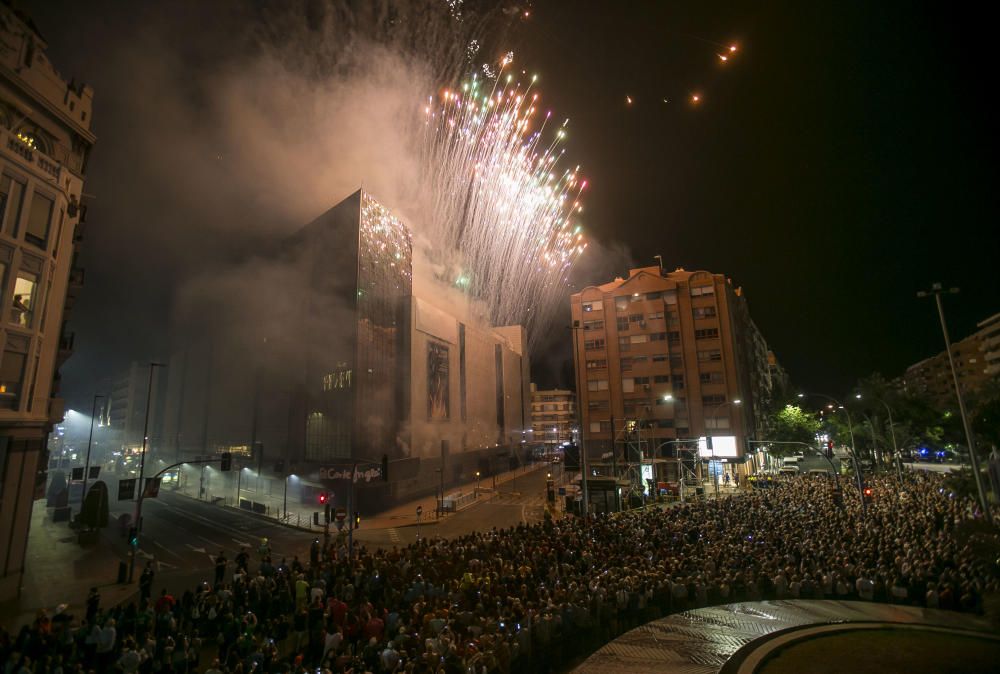 El correfoc y l''Arribada dan inicio a las Hogueras del 90 aniversario.