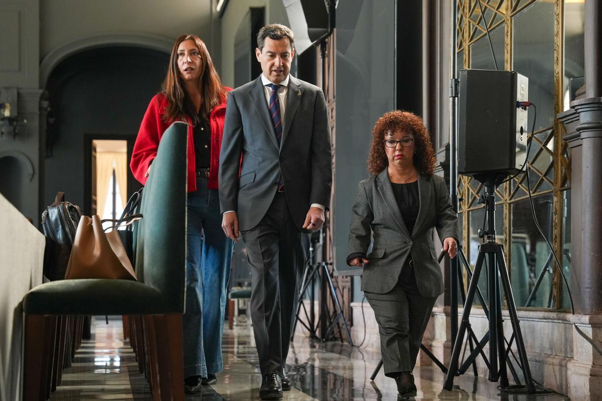 El presidente de la Junta, Juanma Moreno, junto a la consejera de Inclusión Social, Juventud, Familias e Igualdad, Loles López (i), a su llegada para presidir la reunión de coordinación con las entidades que componen el Comite Español de Representantes de Personas con Discapacidad (Cermi) en Andalucía.