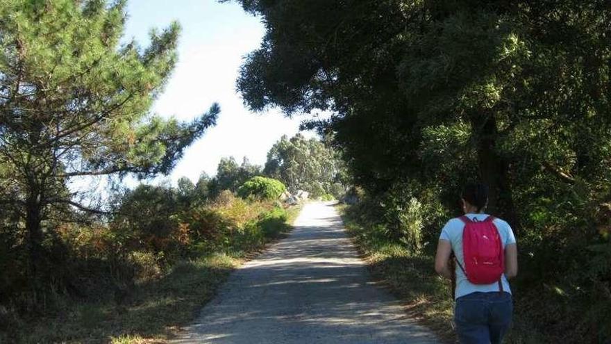 Una joven camina por los accessos a Punta Couso. // Santos Álvarez