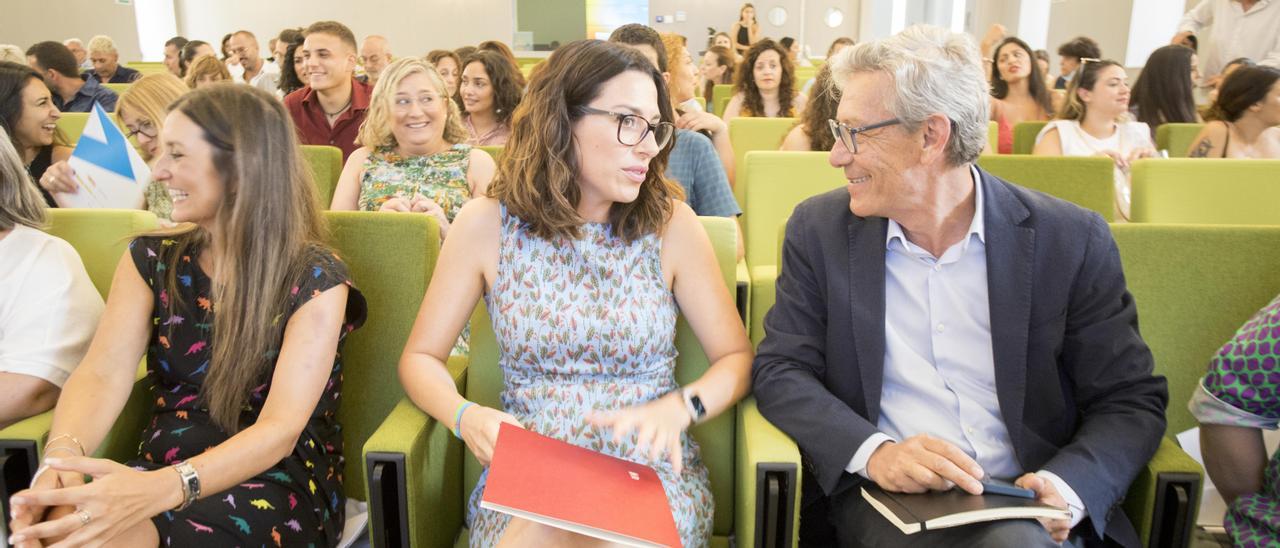 Aitana Mas, junto a Isidro Rodríguez, director general de la Fundación Secretariado Gitano, y Sara Giménez, su presidenta.