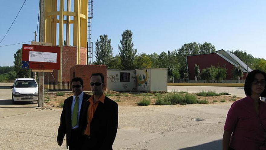 El alcalde (al fondo), Andrés Sandín, en las proximidades del solar donde se alzara el edificio de usos múltiples