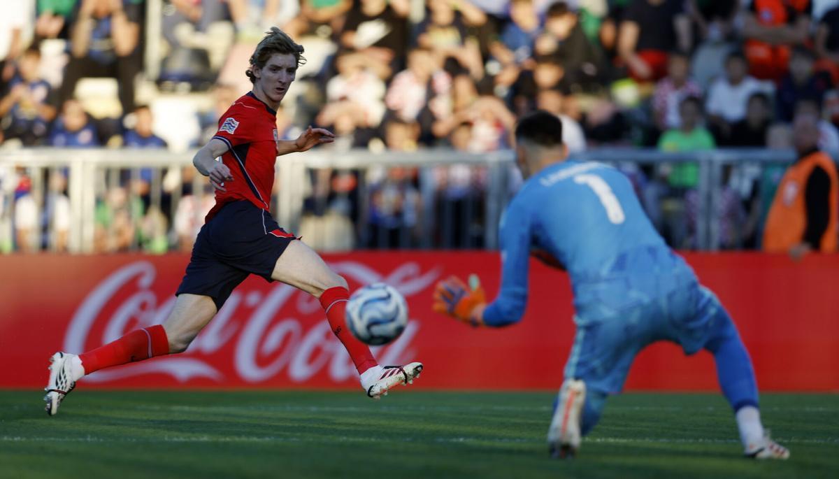 Anthony Gordon dio un recital ante Croacia con Inglaterra