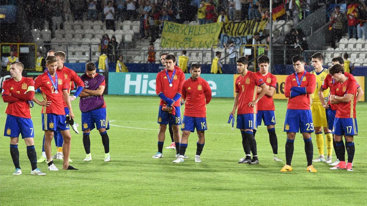 Los integrantes de la selección sub-21 de España durante la entrega de la Copa a Alemania tras la final