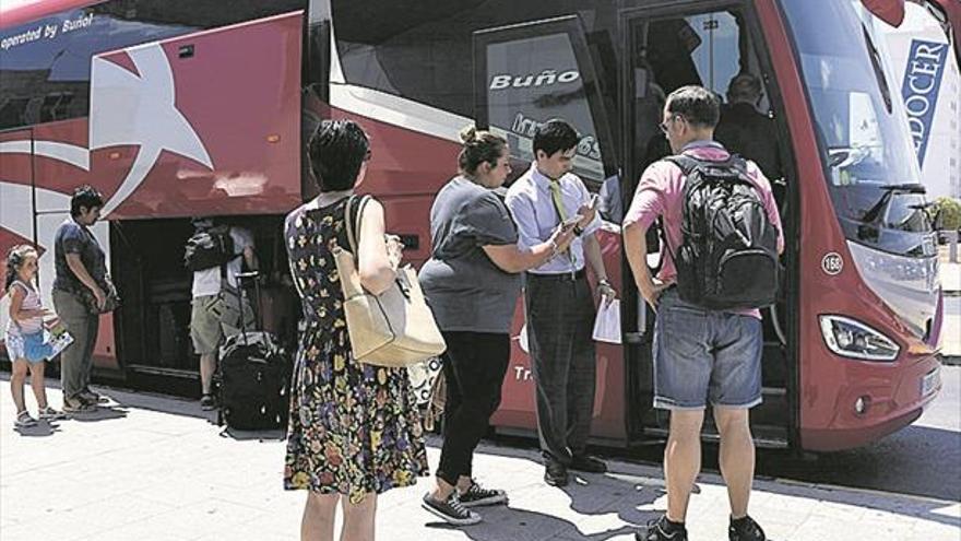 Quejas de usuarios y guerra política ante las supresiones del AVE València-Castellón