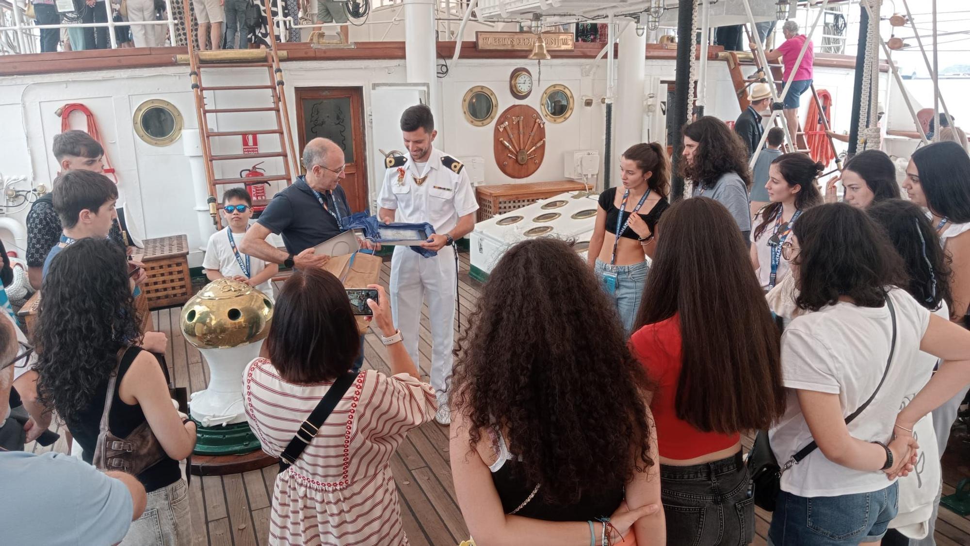 Los estudiantes del instituto de Vegadeo son recibidos en el “Elcano”