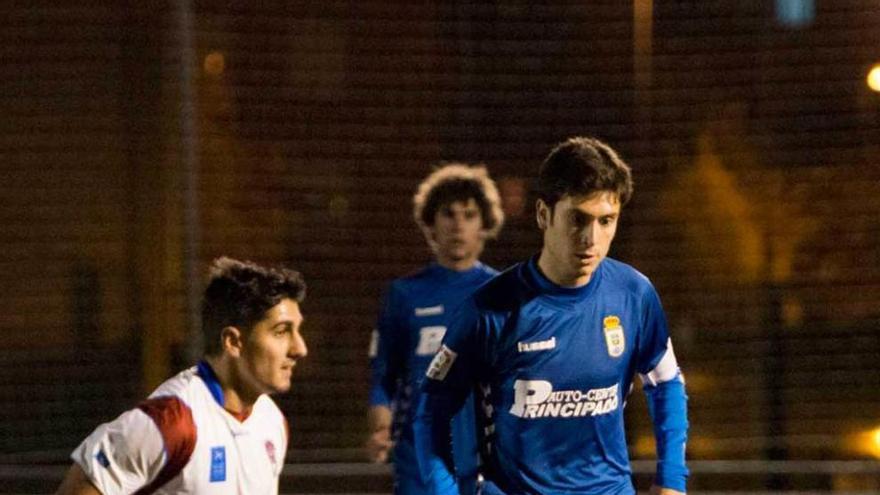 Amine da un pase ante la presencia de Héctor, del Oviedo B.